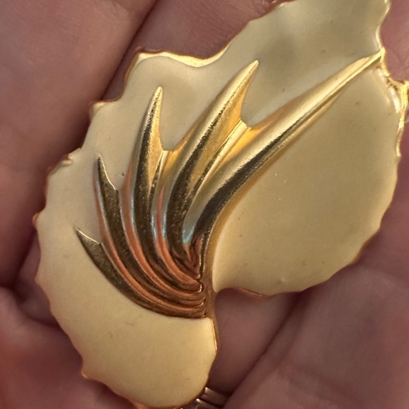 Chic 80’s Modernist Art Deco Vanilla Cream Enamel Statement Earrings - Picture 4 of 4